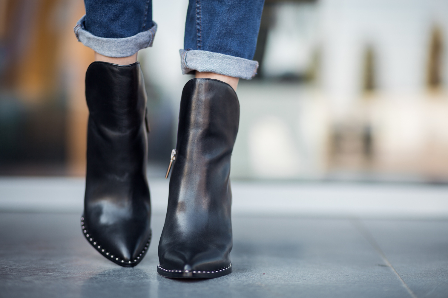 une femme porte une paire de boots en cuir retro avec un jean